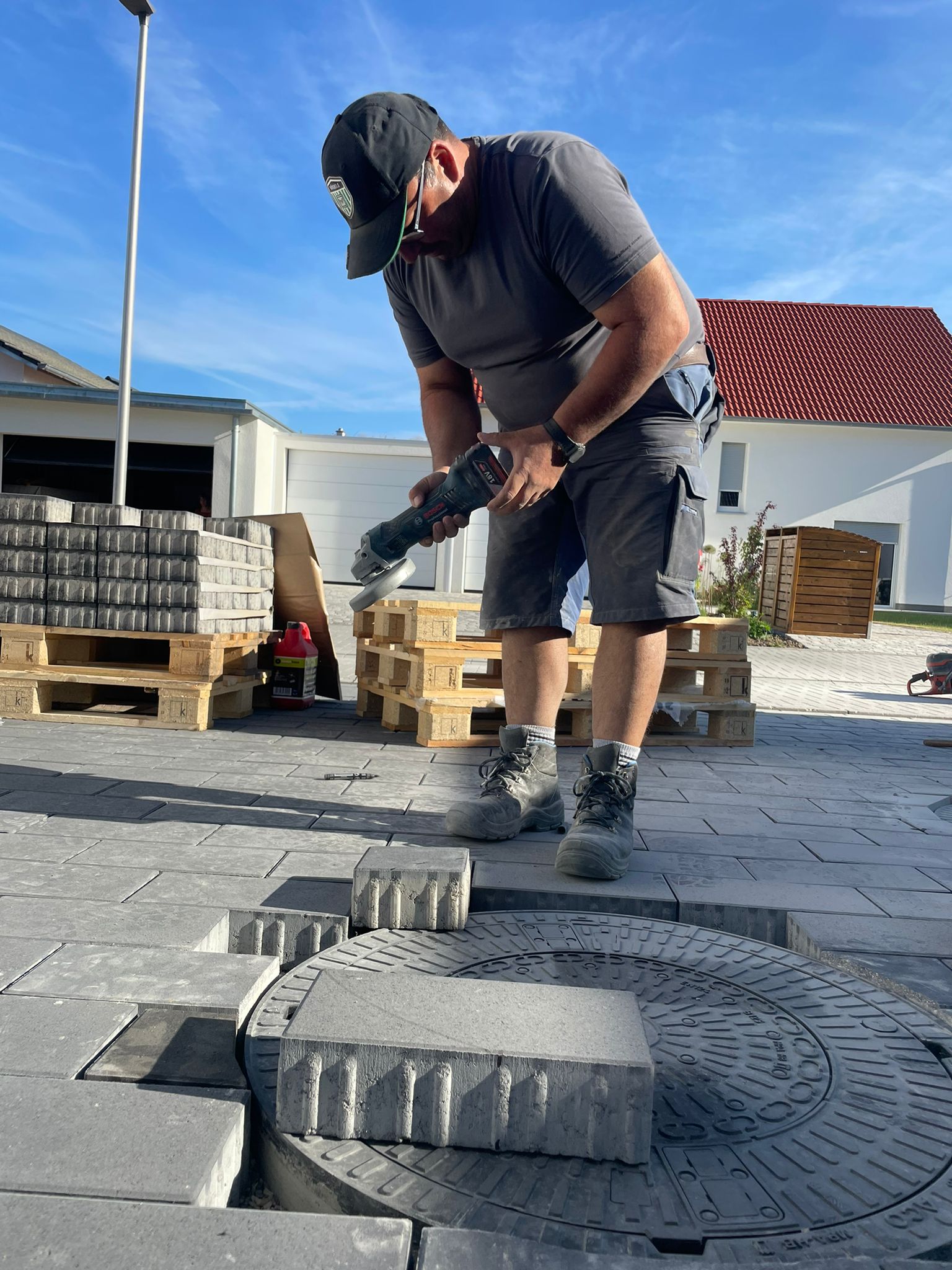 Hofeinfart mit Pflaster verlegt